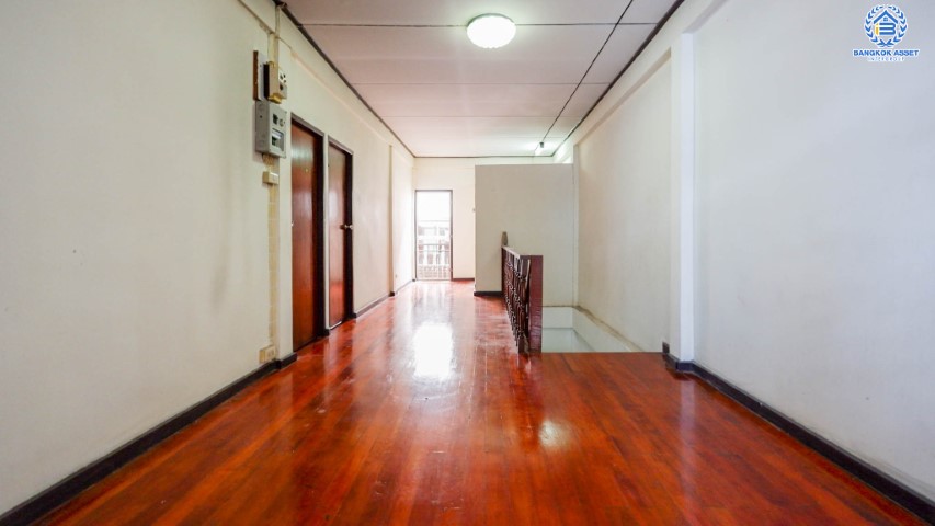 ทาวน์เฮ้าส์มือสองย่านนนทบุรี ซอย วงศ์สว่าง15 บางซื่อ บ้านสวยพร้อมเข้าอยู่ เนื้อที่ 21 ตร.ว. ฟังก์ชัน 2 ห้องนอน 2 ห้องน้ำ (แถมเครื่องปรับอากาศ 2 เครื่อง)  บนทำเลติดถนนวงศ์สว่าง เชื่อมต่อถนน รัตนาธิเบศร์ ใกล้รถไฟฟ้า "สถานีวงศ์สว่าง"